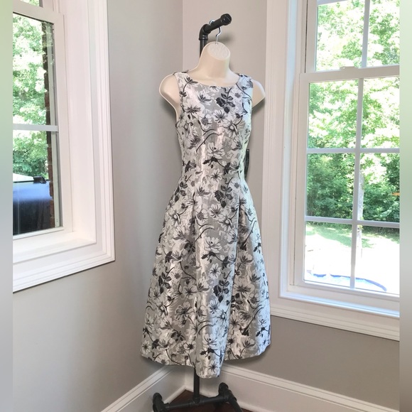 Tahari Silver Floral A-Line Dress - Women’s 2 NEW! - Picture 3 of 10